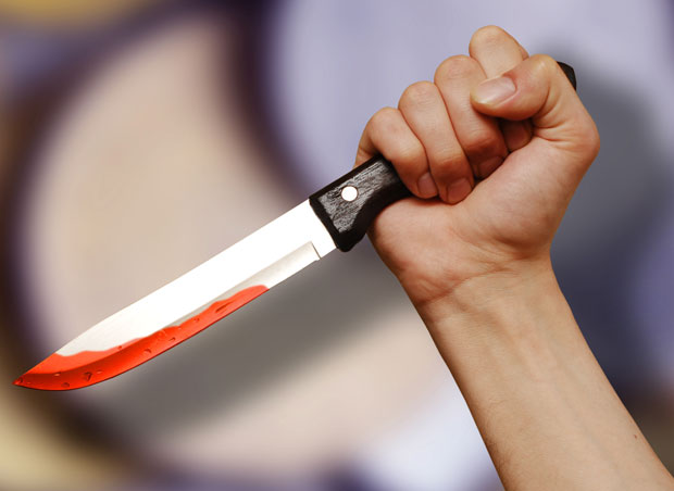 ХОРОР У УЖИЦУ: Син ножем насрнуо на мајку, она изашла да позове помоћ а он, наочиглед пролазника, наставио да је убада ножем (ФОТО)